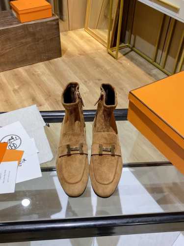 Hermes18秋冬新品短靴！专柜同步上新~顶级复刻！ Ins红人爆款！上脚时尚大牌！脚感舒适.鞋面采用进口羊猄皮，特定原版金属logo！内里高端绵羊皮！意大利