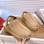 Ugg女神必备-厚底毛毛拖鞋 半拖上线啦 Ugg拉娜克罗格 包头设计包裹性巨好 后跟可调节不影响开车 一鞋两穿雪地靴！ 鞋底厚4厘米 显高挑更易搭配 翻毛皮的材