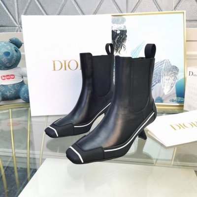 Dior专柜新款 D Motion 带跟方头切尔西短靴 此款短靴将优雅气质与运动服饰元素巧妙融合，彰显混搭风格。采用黑色柔软牛皮革精心制作，搭配弹力饰带，耐磨黑