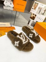 工厂直批 Louis Vuitton 新款新色加入羊毛拖鞋细毛 頂级品质纯皮毛一体直毛打造！超温暖的感觉，穿上仿佛踩在云朵上lv经典老花装饰，精致高级！让这双毛