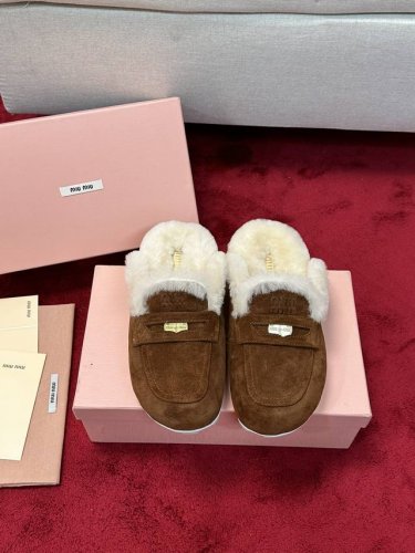 厂价 独家首发miumiu*缪缪厚底年新款英伦风包头毛拖g024-1014 怎么穿都好看今夏时髦精最爱 看起来不怎么舒服 上脚超级舒服 面料：对版帆布 很多不对
