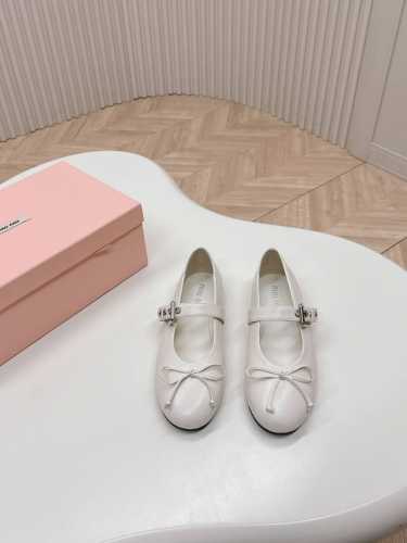 出厂 ，Miumiu缪缪2024新款芭蕾舞鞋 以芭蕾的灵动意韵融于日常，以现代笔触刻画舞鞋经典轮廓！ 钻饰皮质款芭蕾舞鞋，从经典日式鞋履汲取灵感，Bling水钻