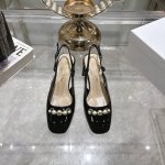 出厂凉鞋漆皮P340绸缎P330 25Ss早春新款迪奥Dior Paris 露跟高跟鞋Cd珍珠扣粗跟后空凉鞋 这款 Dior Paris 露跟高跟鞋是二零二五春