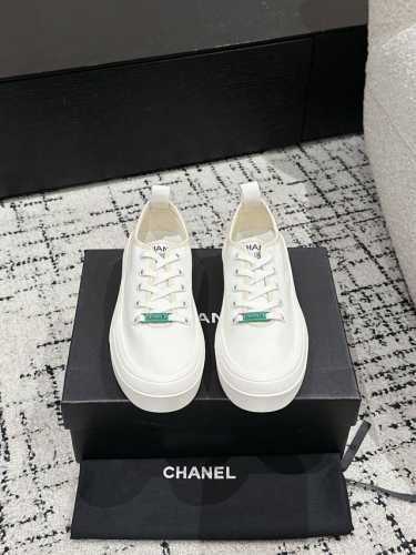 Chanel香奈儿 25 隐藏中古款帆布鞋Vintage感满满，中古复刻get啦～帆布鞋适配春夏，黑白拼接就很Chanel。配合袜子就很复古学院的感觉。鞋面：帆
