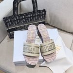 51号花色 中跟版 早春新款提花刺绣凉拖鞋♀ 作为D家主打款老花刺绣系列凉拖，每年都会新色，一出新就立马断货，刺绣设计有立体感非常精致，简单大方，完全不挑人，任