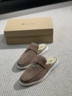 羊京高版本，流苏半拖版。意大利手工品牌 Loro Piana 诺悠翩雅主要专注 手工鞋 材料都是采用进口羊京超级舒适的乐福鞋 当下早就火爆全球 面料进口羊京，牛