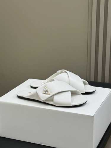 Prada 普拉达Ss25 New Arrival～ P家2025春夏 平底X交叉凉拖鞋 阳坡拖鞋 交叉设计，尽显简约风范，三角标点缀 高级感拉满！平底设计，随