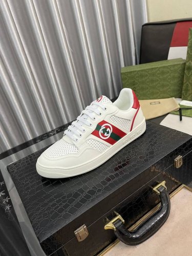 出厂价: 古奇休闲鞋 Gucci 新款休闲鞋，官网1:1、鞋面古奇印花材质 透气舒适内里高品质 完美做工 透射出一种尊贵奢华，于古奇高端超凡工艺中升华其奢侈定义
