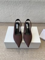 Toteme 25ss 春夏新款 后空凉鞋 细跟穆勒鞋进口皮高级舒适，配女神们的半身裙，不规则的弧形尖头，晚宴系列专属高跟鞋贯穿整季lookbook完全戳中我，