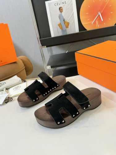 HermèS 爱马仕经典凉拖 极约复古的设计 浓厚的异域风情 时髦感十足、随便上脚都很有腔调 简简单单的款式随便搭配一下高级感就很棒 百搭的颜色流畅的线条很难不