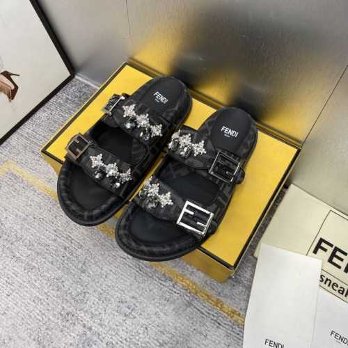 出厂价 顶级品质 芬迪双带钻扣拖鞋 情侣款半拖 春夏季fendi Reflections 最新爆款双带平底拖鞋，带ff装饰性搭扣，饰有ff图案提花布料上点缀着不