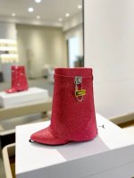 价格： 专柜正品级定制版本 Givenchy0 新款小奥钻高跟短靴，市面最高版本 纪梵希 锁扣 满钻三万多颗 风靡整个时尚圈 原版开发鞋型超级正 最高还原度鞋型