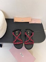 Miu Miu 25Ss简约绳结凉鞋 别看简单 工艺每个都很复杂 非常留行的美拉德配色平底鞋，电绣工艺设计、独特风格，简约又时髦 配上脚绳可谓时尚感拉满！ 材质