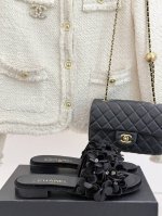 厂价 CHANE*｜小香25C春夏新品绣花球平底粗跟拖鞋颜值太美了！直击天灵盖的美！舒适且显高贵气质上脚我是真的爱了！面料采用原版定制材质内里垫脚均为羊皮意大利