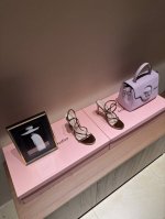 350 吉安维托·罗西 Gianvito Rossieiko Stiletto，金属扣绕带个性高跟凉鞋 秉承了其传统意大利工艺，专注精巧细节，打造优雅女人味，每