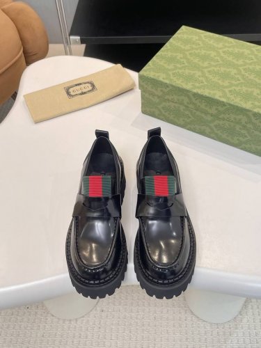 专柜最新古琦 GUCCI 系带乐福鞋 主要搭配各种风格的潮衣都能凸显其时尚 推荐必入的一款 面料：开边珠内里 垫脚：牛里颜色：黑色 码数：35-41 40、41