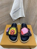 出厂价： LV高版本 压花拖鞋超级百搭瘦腿神器厚底设计活力十足，上脚舒适优雅面料：进口莱卡面料／压花内里：水染羊皮 柔软舒适 吸汗 垫脚：高弹pu水台鞋底：发泡