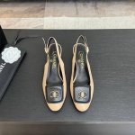 chane*｜小香25C早春新品 法式风情 真是美到心尖尖上啦！ 优雅又浪漫的仙女应该就是这样吧 极简的配色深入人心~ 无论搭配裙装还是休闲着装都很契合哈 面料