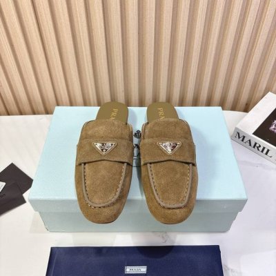 Prad* 25ss 普拉达走秀款复古半拖爆款！走秀款 复古感时髦满满 随意百搭 时尚休闲 独到味道，人人都爱也轻松驾驭 每年都会爆.足以征服你，穿上它，休闲时