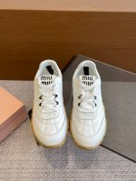Miu Miu 缪缪 25ss 春夏新款 饼干鞋 阿甘鞋 休闲运动鞋miumiu最新爆款 前卫大胆的设计，Miu Miu风格融于此款厚底帆布运动鞋的简约线条，别