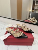 出厂价Pp： Valentino 华伦天奴铆钉 Vt经典5.0尖头拖鞋，顶级复刻！侧身弧线完美，原版开模定制不生锈铆钉 特别有质感的五金衬托出满满的高级感，带给