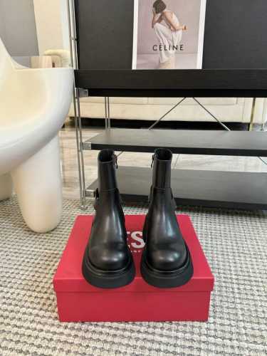 长靴 短靴 Diesel 秋冬最新极简链条中长靴 在欧美街拍中出境率超高，Ins也是火了一把，调鞋楦都调了一个月 整体线条流畅性保持跟原版一致，真的太有魅力了