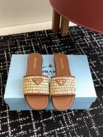 代购级 Prada 25Ss 新款春夏 普拉达编制拖鞋 现代风格的线条和原始的建筑体量定义了这些具有复杂魅力 Prada三角形的标志性几何形状为鞋跟设计带来灵感