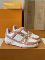 顶级版本 情侣款上线Virgil Abloh 向篮球鞋设计汲取灵感，款号1A8KB8，推出标志性 LV Trainer 运动鞋，经典的花纹富含着整体的特性，此次