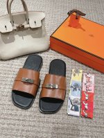 新版 ，男士潇洒 H拖鞋，纯手工 工艺产品 ，至尊代购级！ Herme℃愛玛士 万年经典 男士 H拖鞋。 采用 法国进口 Swift皮，质感超赞.. 高级定制版