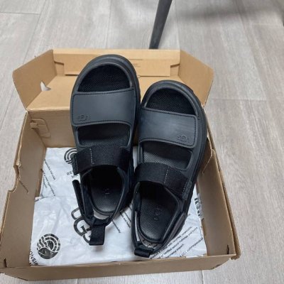 P270 Ugg2024官网最新推出的炫金魔术贴凉款炫金凉鞋，多巴胺色系，活力感拉满，真嘟超级少女~一眼沦陷，Eva大底，脚感软糯舒适，百搭，秒变大长腿，夏日必