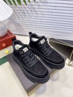 ugg 男鞋 秋冬系列男士系带雪地靴毛毛靴！ 步入寒冬，全新秋冬系列男款系带雪地靴毛毛靴带来非凡的温暖与舒适 伴度暖意萦绕的冬日时光。 经典的系带穿脱式设计，便