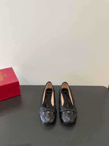 Valentino 华伦天奴 最新压线工艺套包芭蕾舞蝴蝶结单鞋 原版购入秋冬搭配大衣 百搭又舒适 材质:进口原版羊皮 内里羊皮 意大利真皮大底 尺码:35–41