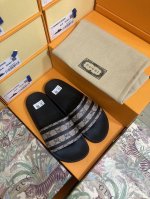 长期现货 出厂价 。情侣款 升级版gucci 古奇』拖鞋 万众瞩目的一款 美到即可融化你们的心毫无悬念的网红单品 每款时装周街拍出镜率都超高！简直就是鬼斧神工的