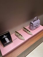 Miu Miu 24S早春新品粗跟 尖头玛丽珍鞋系列！ 满满的少女心，款式设计可爱优雅不乏美艳色彩，简简单单又藏着小心机，优雅大方低调显气质，可咸可甜真的太美了