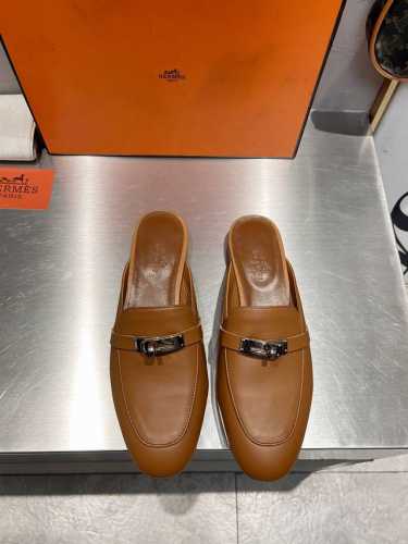 顶级版本 Hermes 爱马仕经典女士半拖 今年h最新限量色 凯莉mini Kelly扣 半拖 、纯进口特定小牛皮，手工制作. 高端订制 正品开模定制 手工缝制
