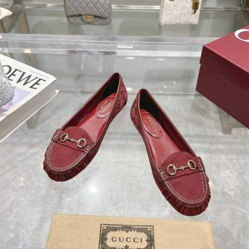 3657-1 酒红G 35-42 衣橱必备单品优雅焕新。这款设计以优质迷你Gg布面材质匠心打造，巧妙融合品牌经典传承与现代精致魅力。经典马衔扣细节以闪亮的浅金色