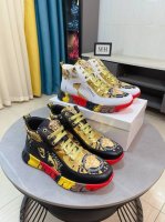 出厂价 Versace 范思哲最新款精心打造，引爆全场！不断创新的国际品牌 此款男士四季款休闲鞋，漆皮印花布料拼接鞋面羊皮内里橡胶防滑大底，透气舒适以质量说话