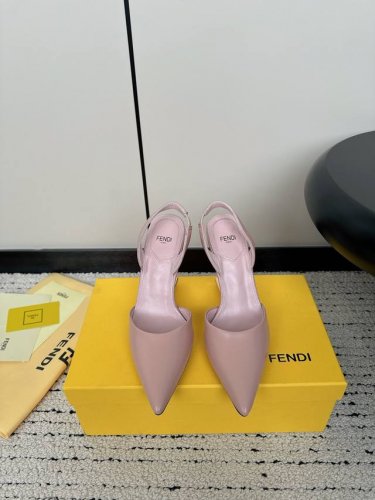 Fendi 24Ss 芬迪系列 双ff 高跟 凉鞋 采用锥形鞋头和金属踝带设计 ，鞋跟饰有金属selleria缝线及金属饰钉 互相呼应 展现出最前卫时尚舒服的设