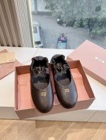 所见即所得g0286顶级版本 代购级别2025春夏时装周miu Miu谬谬新出松紧芭蕾乐福鞋真的让人一整个心都融化除了中间夹着一颗钱币这种细节之外、鞋型整体都狠