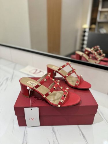 出厂价Pp： Valentino 华伦天奴铆钉 Vt经典6.0Cm 粗跟凉拖鞋，顶级复刻！侧身弧线完美，原版开模定制不生锈铆钉 特别有质感的五金衬托出满满的高级