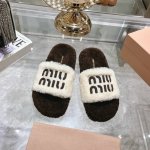 出厂 Miu Miu缪缪24Ss新款刺绣羊毛拖鞋毛拖 1:1开模秒杀市场一切版本欧美名媛明星、网红的大爱款 欧洲进口a级羊毛 与原版一致满鞋全部采用纯羊毛 鞋面