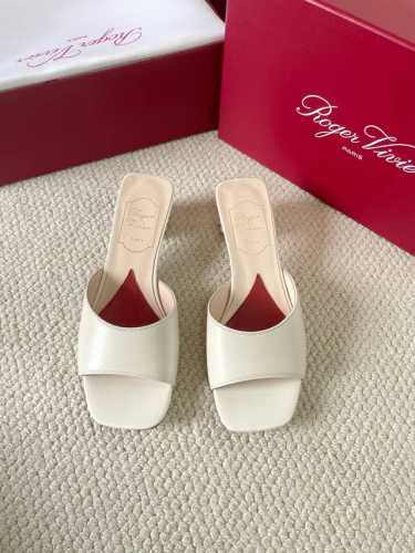 【Roger Vivier 】| 225 罗杰维维亚春夏新款花朵钻扣玛丽珍单鞋Rv拖鞋，亮面漆皮搭配钻扣，一眼被惊艳到仙女们确定不拿下这款绝美玛丽珍单鞋气场妥妥