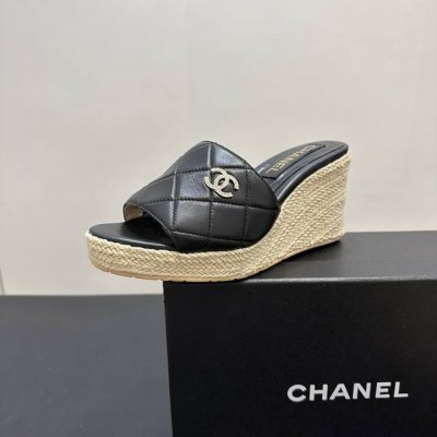 360 2025Ss Chanel香奈儿小香坡跟厚底松糕底电绣菱格拖鞋，将经典与时尚巧妙融合。标志性双C Logo醒目亮眼，彰显奢华身份。鞋面菱格纹精致细腻，搭
