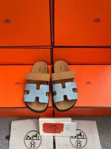 H家 HERMES 男女同款，最近火到不行的情侣款二舅鞋- 凉鞋,搭配各种彩色袜子，潮爆了 鞋面：进口混种羊皮.鹿皮 内里：进口混种羊皮 大底：Tpu防滑耐磨大