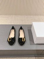出厂 ，Dior 迪奥cd金属扣平底单鞋！ 这款c'Est 单鞋是2024秋季系列新品，优雅时尚。采用漆皮皮革精心制作，款式简约，鞋面饰以金色饰面金属 C 和