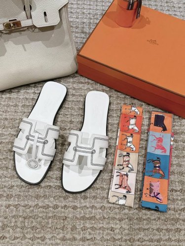 出厂价 电绣系列 Hermes 爱马仕h拖鞋oran凉鞋系列 时尚又百搭 超级舒服 每个细节都做到极致 原版麂皮 原版1:1独家私模鞋面 原版真皮沿条大底 包装