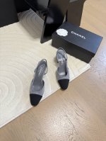 Chanel 经典slingback后空凉鞋前几年一直在做这个款今年我们还是重新购版，再次精细copy。发现新版面的鞋面线条和形体舒适度都做了微调！ 这个品牌方