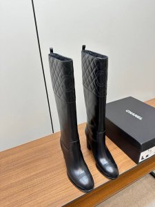 Chanel 香奈儿*秋冬新款小香菱格骑士靴 这款骑士靴真的是帅气时尚的代表，靴筒领口设计经典菱格工艺 靴筒口双c电绣logo 低调不失奢华！简约时尚个性又大气