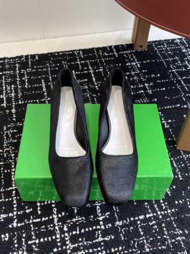 代购级 Bottega Veneta 25ss 新款BV 马毛 矮跟 单鞋系列单品优雅材质运用在鞋履上知性优雅干练，满满的高级感小方头设计美美哒 舒适高端 让出