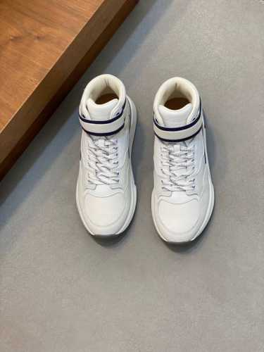 ferragamo 菲拉格慕高帮官网最新爆款 高工艺细节丰富且满蕴活力，巧妙演绎造型别致嵌饰、小牛 反毛对比鲜明撞色及高科技织物 彰显焕然一新的时髦动感风格。复